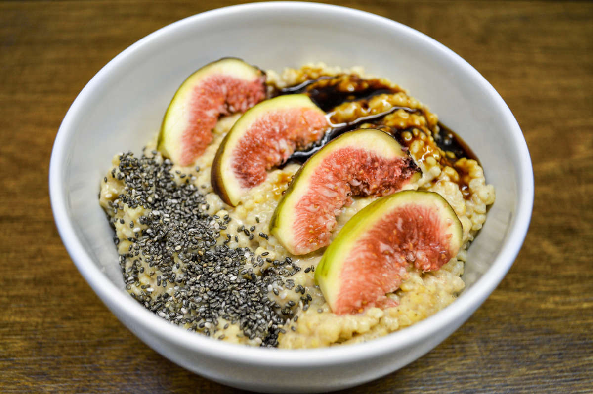 Veganes Hirse-Porridge mit Feigen und Chia-Samen