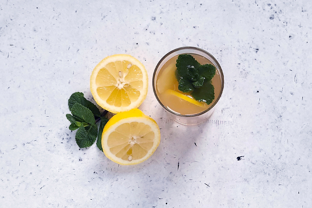 Gruentee-Limonade mit Zitrone, Ingwer und Minze